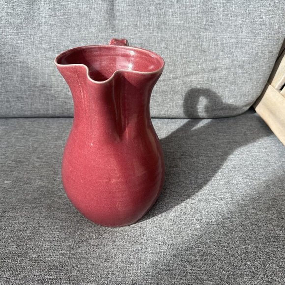 VINTAGE SHELTON'S POTTERY NORTH CAROLINA 8-1/2" BURGUNDY WATER PITCHER 1994 - Picture 5 of 8